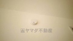 火災発生をいち早く知らせてくれる火災報知器は標準装備です。