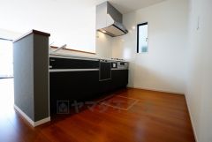 同仕様写真。カウンタートップは耐熱性に優れており、日ごろのお掃除もふき取るだけでＯＫ。ステンレスシンクも簡単にお掃除できますよ。