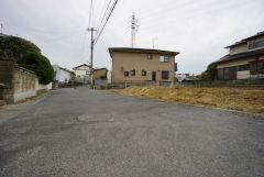 現地（2025年3月10日）撮影。住人以外の車の進入も少なく、小さなお子様を持つご家庭にも安心です。