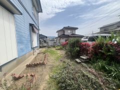 陽当たり良好な南庭は、ガーデニングや家庭菜園を楽しめるゆとりのある空間。 たっぷりの陽光が差し込み、四季折々の草花を育てながら、心豊かな暮らしを演出します。