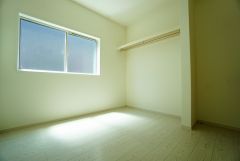 同仕様写真。木目調のシンプルデザインで落ち着きと安らぎの空間に仕上げています。各部屋に収納が完備されているので、お荷物が増えても安心の設計です。