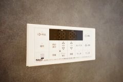 湯量・湯温の設定、そして保温までワンタッチのフルオートバス。便利な追い炊き機能付きです。
