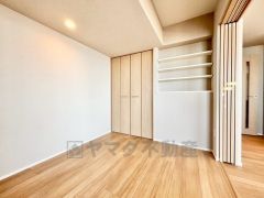 リビング横の洋室。可動棚付きのニッチやクローゼットがございます＾＾普段はリビングとつなげて、広々としたスペースを確保できそうです＾＾