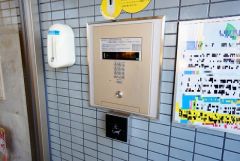 オートロックは、外部の人が自由に建物内に出入りできないため、不審者の侵入防止効果があります。