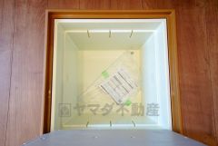 キッチンにある床下収納は、居住スペースを減らさずに買い置きの調味料や非常食などを保管することができます。