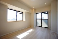 角部屋ならではの2面採光。陽のあたる時間が長く、冬でもあたたかいです。