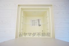 同仕様写真。キッチンにある床下収納は、居住スペースを減らさずに買い置きの調味料や非常食などを保管することができます。