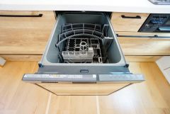 炊事時間を大幅に短縮できる食器洗浄乾燥機付き＾＾食器を洗う手間が減るので家族とのコミュニケーションの時間や自分の時間が増えますね。