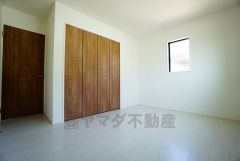 暖かい日差しが差し込む洋室。たっぷり収納できるクローゼット付きでお部屋の中をすっきりと快適に保てます。