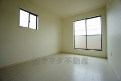 同仕様写真。ご夫婦お二人のプライベートシーンを演出する寝室は、大容量のウォークインクローゼット付き。