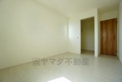 同仕様写真。木目調のシンプルデザインで落ち着きと安らぎの空間に仕上げています。各部屋に収納が完備されているので、お荷物が増えても安心の設計です。