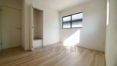 2面採光を確保した明るい室内は、風通しも良く、大変居心地の良い空間となっております。爽やかな風を感じて起きる朝は、快適生活の始まりに。