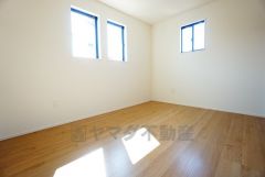 2面採光を確保した明るい室内は、風通しも良く、大変居心地の良い空間となっております。爽やかな風を感じて起きる朝は、快適生活の始まりに。