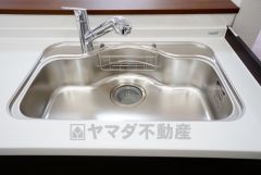 広々としたステンレスシンクには、洗剤やスポンジを収納出来るラック付き。広さも確保しているので、大きなお鍋も洗いやすいです。