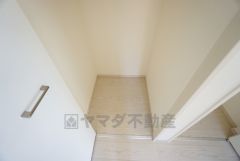 まとめ買いしてもこの収納量なら心配要らずのパントリー。調理家電や食品のストックをすっきりまとめられ、キッチン周りを広々使えます。