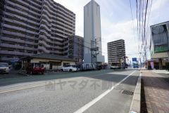 前面道路は広く、車同士がすれ違うスペースが十分にあります。落ち着いた住宅地内で快適な生活を実現してみませんか＾＾