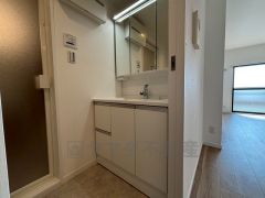 三面鏡つき洗面台。鏡裏にたっぷりとした収納スペースがあります。鏡を閉めてしまえば小物は見えないため、スッキリとした印象の洗面台にできます。