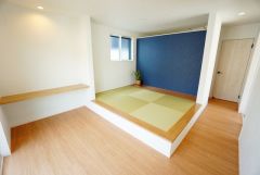 ご夫婦お二人のプライベートシーンを演出する寝室は、大容量のウォークインクローゼット付き。
