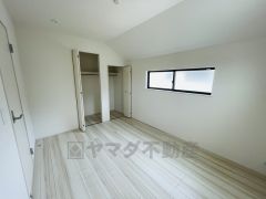 暖かい日差しが差し込む洋室。たっぷり収納できるクローゼット付きでお部屋の中をすっきりと快適に保てます。