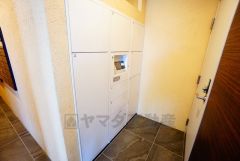 不在時でも荷物が受け取れる宅配ボックス完備。共働きの家庭や外出の多い方に便利。お子様の留守番中も安心ですね＾＾