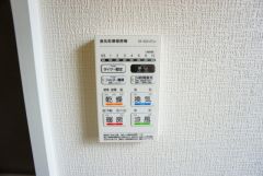 浴室暖房乾燥機には、暖房、乾燥、涼風、換気の4つの機能が付いています。タイマー付きです。換気・雨の日の洗濯も安心です＾＾