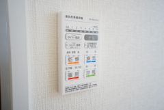 雨の日の洗濯も安心できる浴室暖房乾燥機付き浴室。リモコンで操作もボタン1つで簡単。