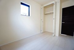 各部屋に収納が完備されているので、お荷物が増えても安心の設計です。