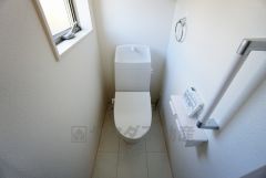 同仕様写真。1階2階の2ヶ所にトイレがありますので、忙しい朝にも家族に気を使わず、ゆとりが生まれますね＾＾