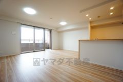 大きな窓のあるリビングは、陽光あふれる明るい空間です。居心地良く、ご家族皆がゆったり寛げる憩いの空間となりそうです。