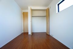 暖かい日差しが差し込む洋室。たっぷり収納できるクローゼット付きでお部屋の中をすっきりと快適に保てます。