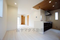 断熱性能の窓ガラスを採用。省エネ、光熱費カットにも貢献します。夏は涼しく、冬は暖かく快適に過ごせますよ＾＾