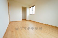 同仕様写真。寛ぎの時間を紡ぎだす主寝室は、大型ベッドを置いても余裕の広さを確保しています。