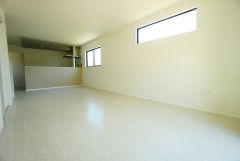 カウンターキッチンに加えて、リビング階段になっているので、お顔を合わす回数が増え、ぐっと家族の距離が縮まります。