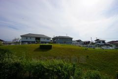 バルコニーからの眺望です。前面に遮るものがなく景色を一望できます。緑豊かな景色を楽しむことが出来ます。