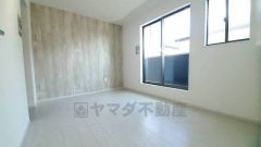 寛ぎの時間を紡ぎだす主寝室は、大型ベッドを置いても余裕の広さを確保しています。