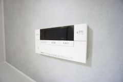 湯量・湯温の設定、そして保温までワンタッチのフルオートバス。便利な追い炊き機能付きです。