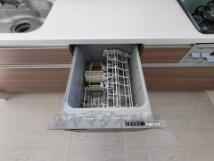 家事の時間が短縮できるフルオープンで開けやすい食器洗い乾燥機付。食事後に家族とのくつろぎタイムをしっかり取れます。