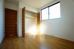 同仕様写真。暖かい日差しが差し込む洋室。たっぷり収納できるクローゼット付きでお部屋の中をすっきりと快適に保てます。