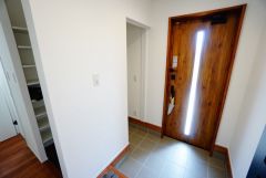 採光も考えられた明るい玄関です。たっぷり収納できるシューズボックス付きなので、家族全員の靴がきれいに整頓できます。