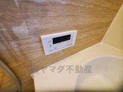 湯量・湯温の設定、そして保温までワンタッチのフルオートバス。便利な追い炊き機能付きです。