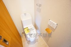 温水洗浄機付トイレです。節水機能もあるので、安心して使えますね。もちろん、1階2階の2ヶ所にトイレがあるので、忙しい朝にもゆとりができますね。