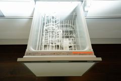 食事の後の手間を解消する食器洗い乾燥機付。冬場の洗い物で手荒れの悩みもなくなります。