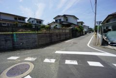 現地（2025年8月18日）撮影。住人以外の車の進入も少なく、小さなお子様を持つご家庭にも安心です。