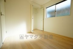 同仕様写真。暖かい日差しが差し込む洋室。たっぷり収納できるクローゼット付きでお部屋の中をすっきりと快適に保てます。