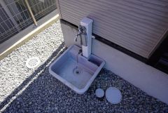 お車の洗車や外壁のお掃除をする際に便利な外水栓。