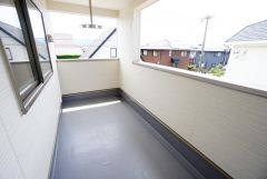 幅広のインナーバルコニーは多少の雨でも洗濯物を守ってくれ、家事を助けてくれること間違いなし。眩しすぎる日差しも和らげます。
