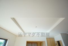 折り上げ天井により空間に奥ゆき生まれ、部屋がより広く見えます。