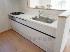 同仕様写真。対面式カウンターキッチンからはお子様の様子が見守れます。ダイニングへの配膳や調理の時便利なカウンター付き。