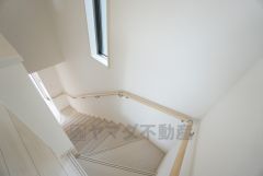 同仕様写真。小さなお子様やご高齢の方でも安心できる、手すり付き階段。段差も低めで設定されており、安全性にも優れています。