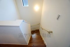 同仕様写真。小さなお子様やご高齢の方でも安心できる、手すり付き階段。段差も低めで設定されており、安全性にも優れています。